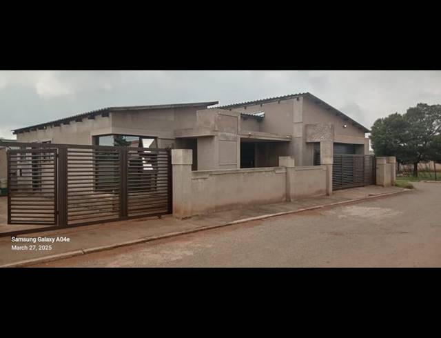 3 BEDROOM TOWNHOUSE FOR SALE IN BOTLENG EXT 4